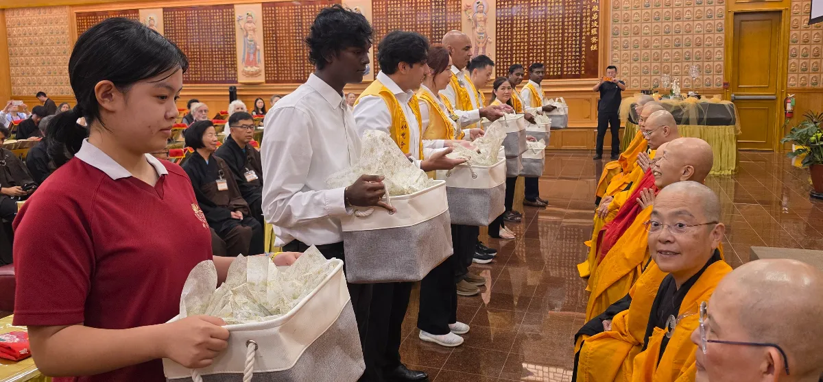 Xiangyun Temple Holds Offering Ceremony for Monastics, Making the Lianghuang Dharma Assembly Even More Auspicious